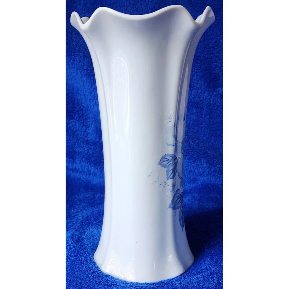 Beautiful Vintage 10.5 inches Seizan Vase with Blue and White Flowers